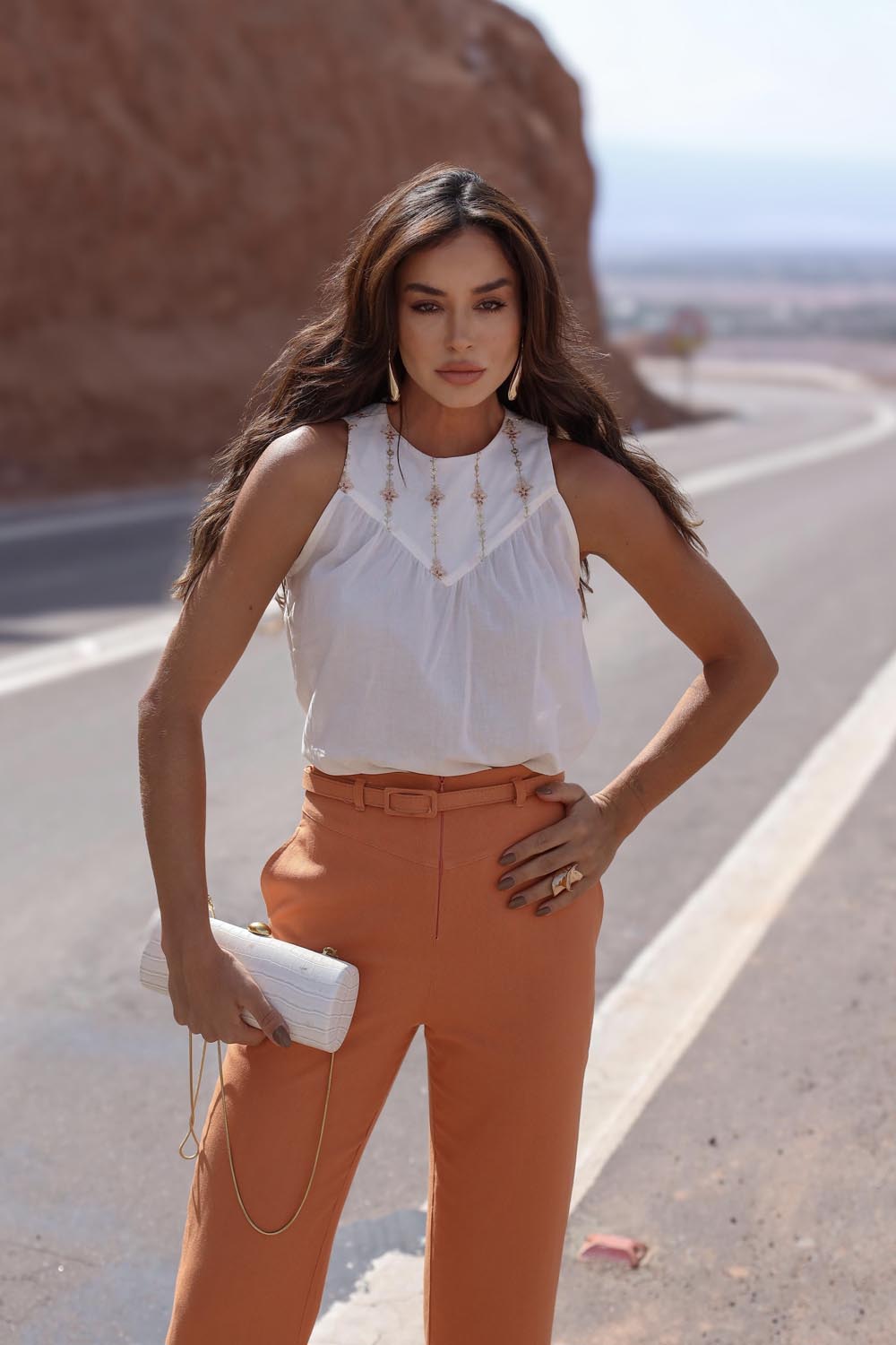 BLUSA COM RECORTE BORDADO- 25202