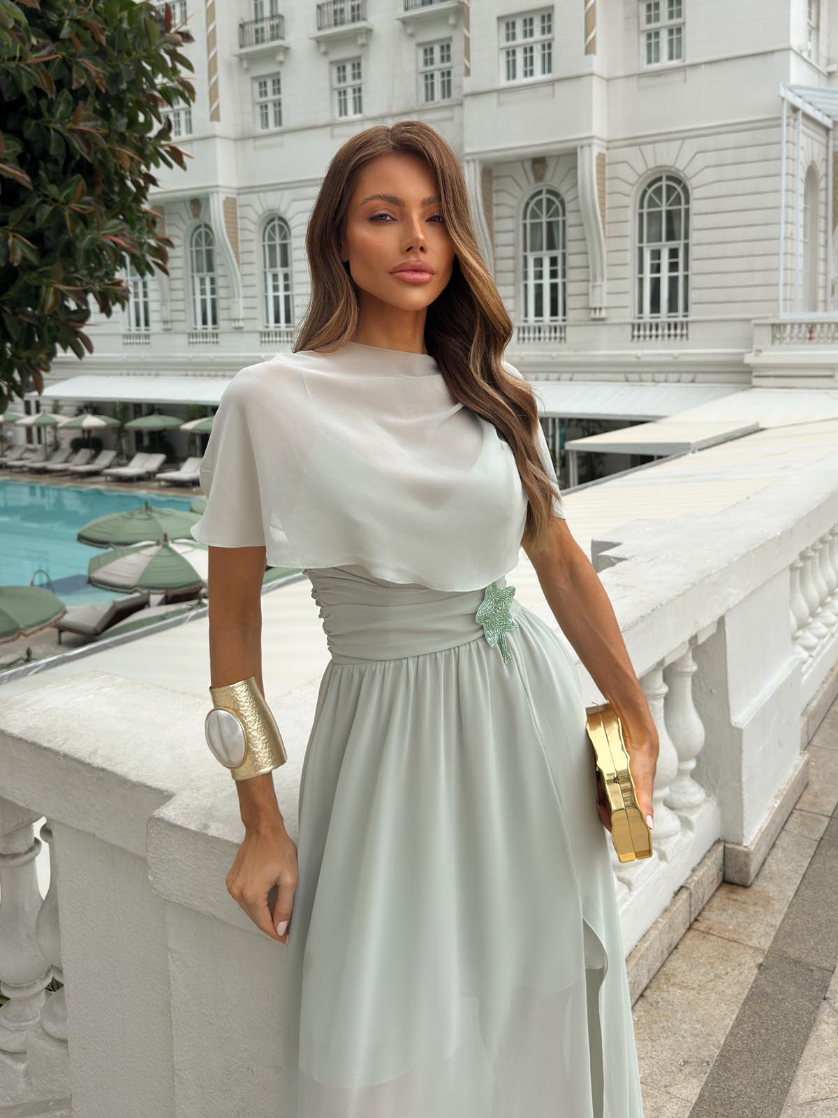 VESTIDO C/ CAPA E FENDA 25883